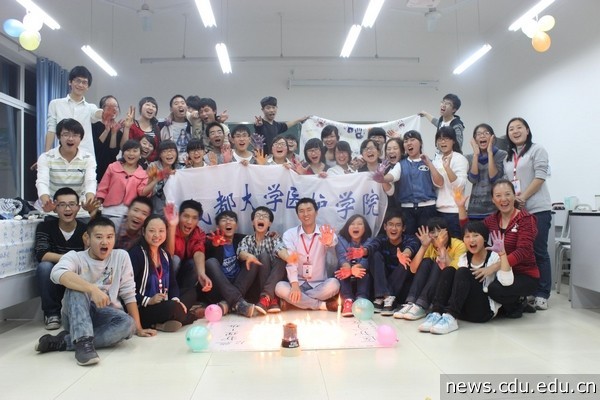 12级新生主题班会——点燃梦想.jpg
