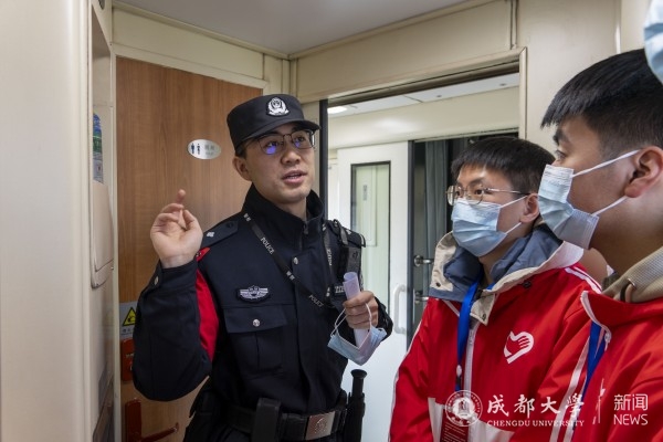 图三 乘警对志愿者进行车厢内部安全事务讲解.jpg