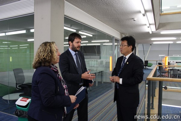 周激流参观英国谢菲尔德哈莱姆大学图书馆.jpg