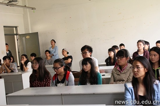 同学们专注聆听讲座.JPG