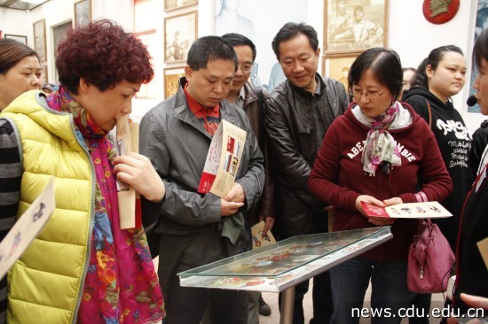图为导游为大家讲解展馆文物3.jpg