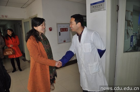柯校长一行在川抗所生物制药与中药研究部检查指导工作.jpg 柯校长一行在川抗所生物制药与中药研究部检查指导工作.jpg