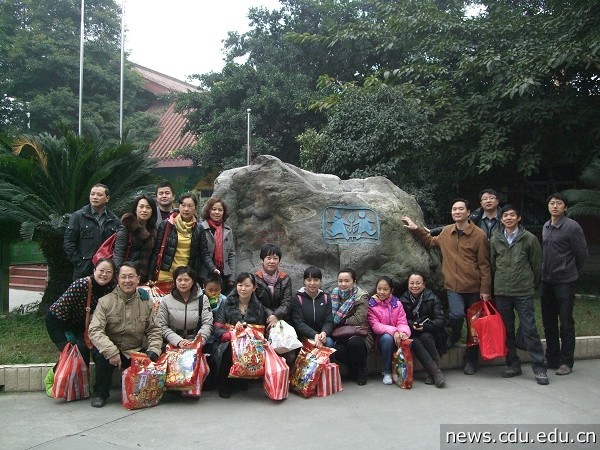 参加活动的党员们合影.jpg