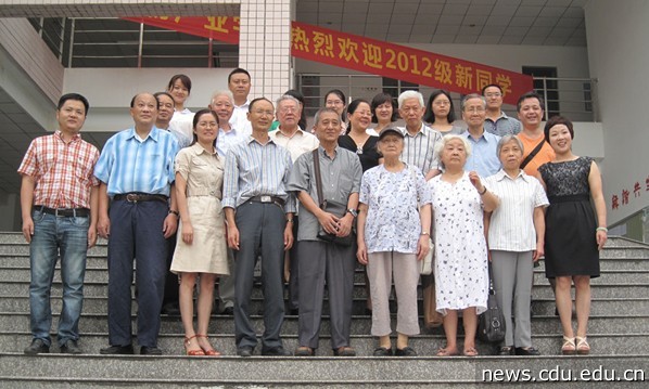 老教师到校留影.jpg
