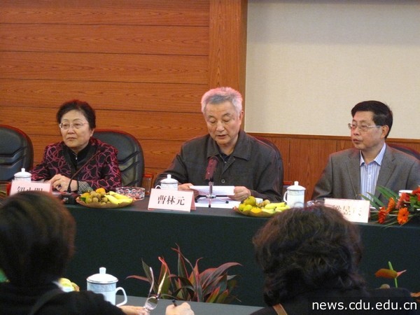 秘书长曹林元教授宣读省老教授协会批复.jpg