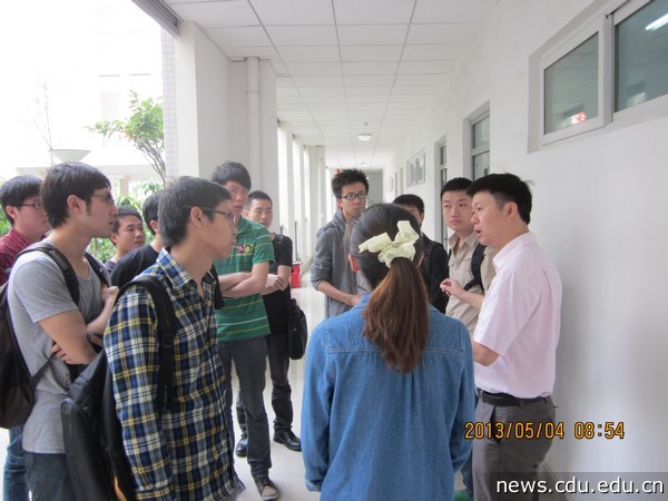 答辩组教师对学生进行指导.jpg
