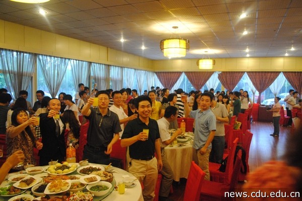 共同举杯.jpg