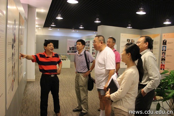 丘小庆教授在医护学院院长杨林的陪同下，参观了校史馆及澳门援建医护学院综合实验楼 (3).jpg