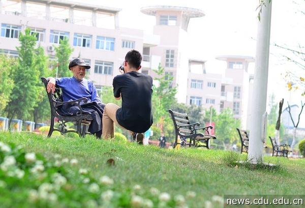 拍与被拍(周五下午，被摆拍的老人).jpg