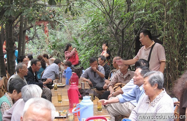 组织离退休人员活动.jpg