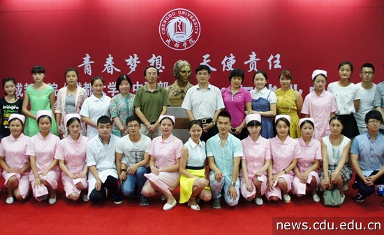 学校举行毕业典礼-替换21页左中那张.jpg