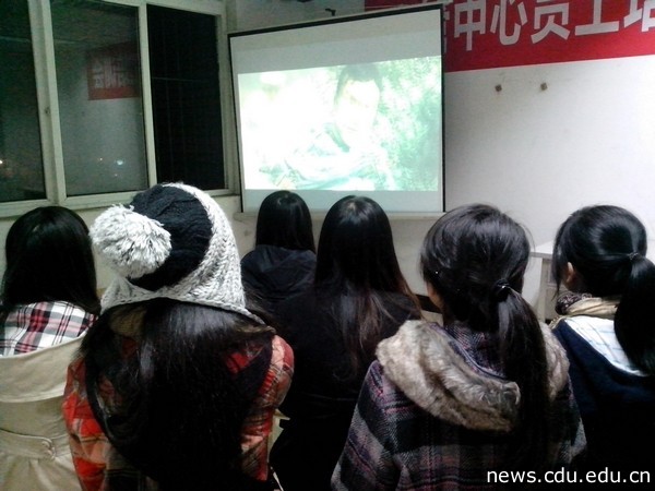 同学正在观看《建党伟业》.jpg