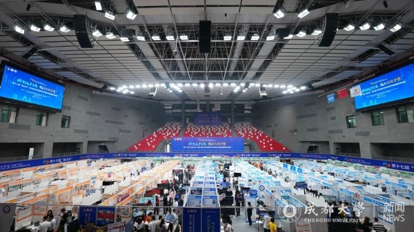 挑战杯项目展示现场照片.jpg