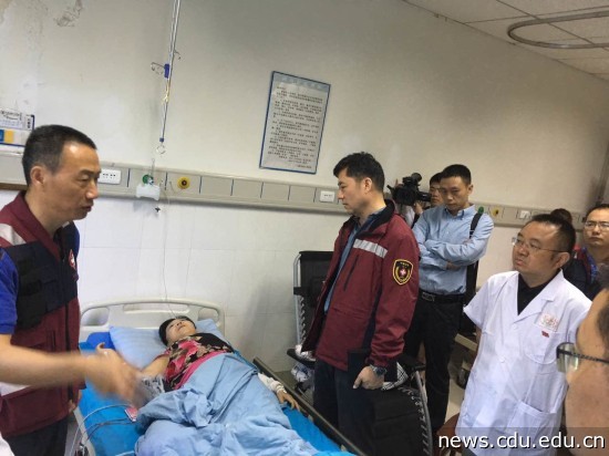 四川省卫计委主任沈骥亲临现场指挥抗震救灾工作...jpg
