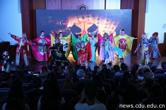 成都大学留学生表演变脸吐火.jpg