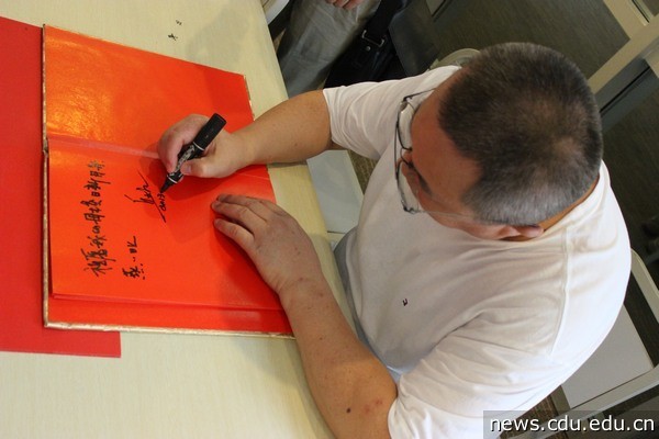 丘小庆教授为母校挥笔留墨 (2).jpg