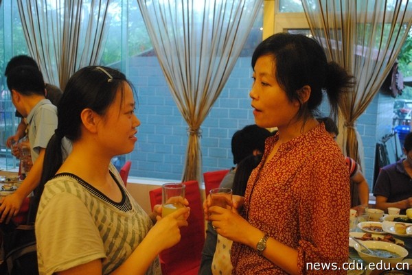 班主任与被香港中文大学录取的杨婷同学谈心.jpg