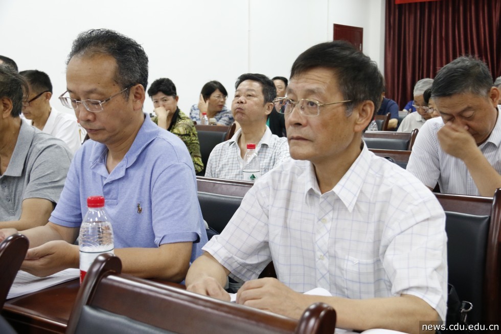 第三届理事会副会长兼秘书长黄基秉（右一）在会场上