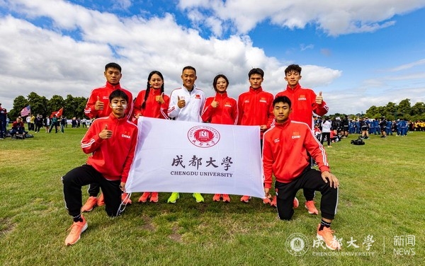 英国诺丁汉成都大学师生合照.jpg