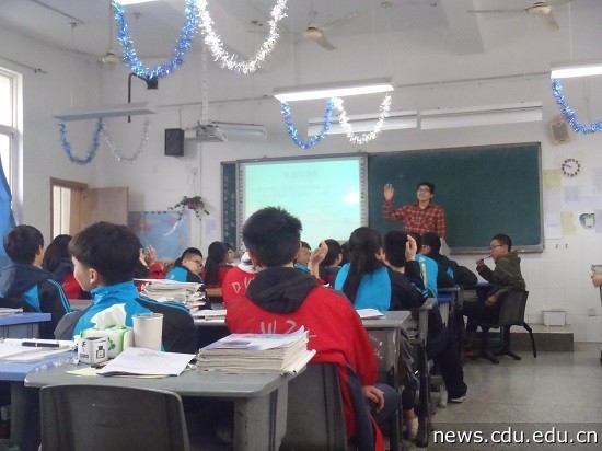 3重庆110中学和四川青爱基地领导观摩成都市大弯中学课堂.jpg