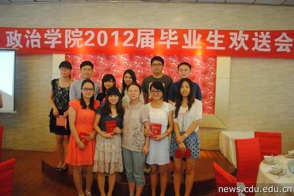 法学系主任邓陕峡为优秀毕业生颁奖.jpg
