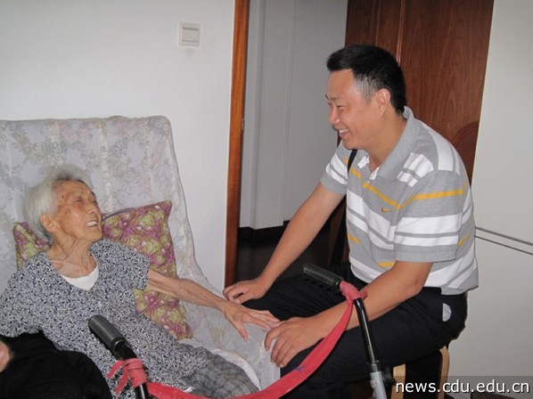 离退处负责人看望生病的退休教师.jpg