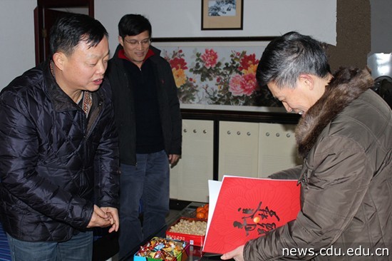 3.校党委易副书记看望老领导.jpg