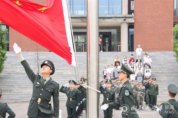 庆国庆  学校隆重举行升旗仪式