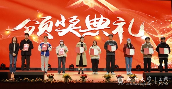 3 党委常委、副校长彭晓琳为星级学生社团代表颁发荣誉证书.jpg