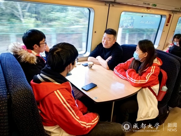 图六 返程过程中志愿者于项目负责人于列车上进行座谈会.jpg